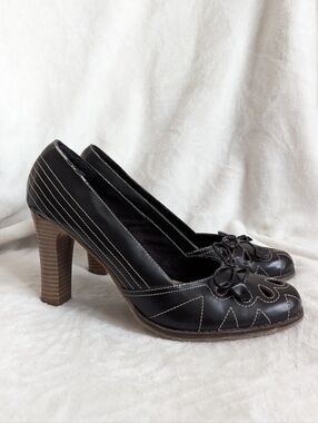 Vintage Y2K Bongo Faux Leather Block Heels With Cutout Flower Embroidery 10